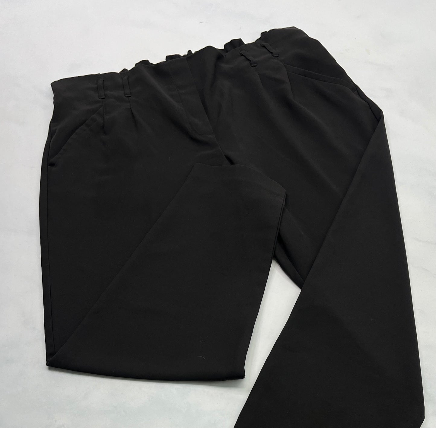 Reitman : Patalon tissu chic mou . Fait XL/16 ans femme . Taille frison stretch au dos . S’enfile comme un leg. Longueur pour petite . Comme neuf!