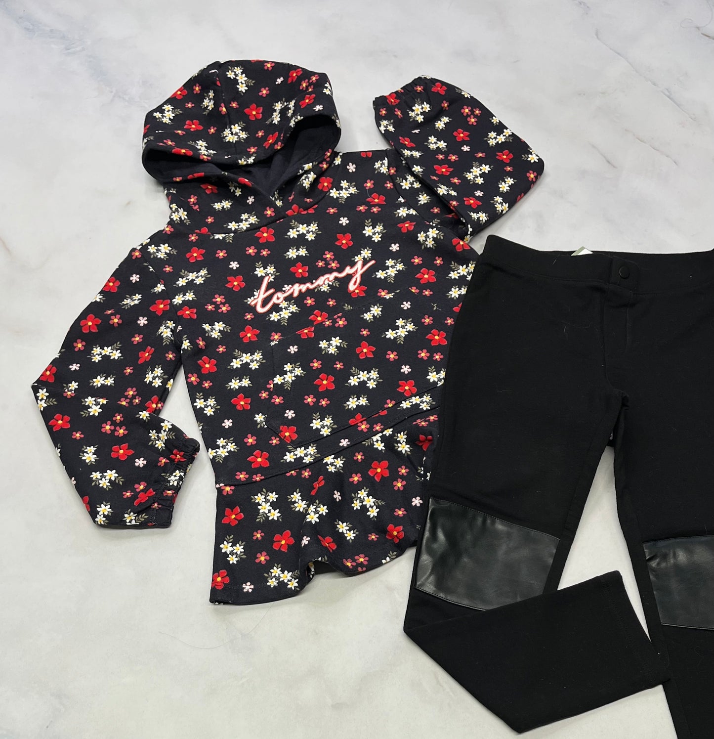 Duo neuf ! Cagoule en ouaté Tommy 6 ans neuve + Jeg. Noir patch effet cuir au genoux 6 ans neuf!