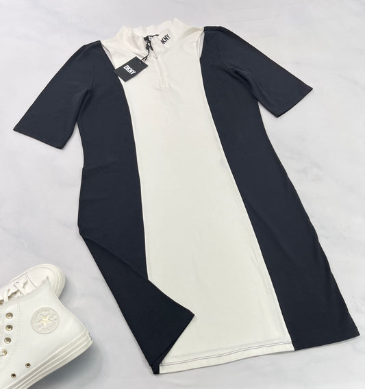 🩷 SOLDE  Robe DKNY : M/ femme neuve mais  ombrage flou de maquillage au col . Demi zip au haut et look fente sur l’épaule .