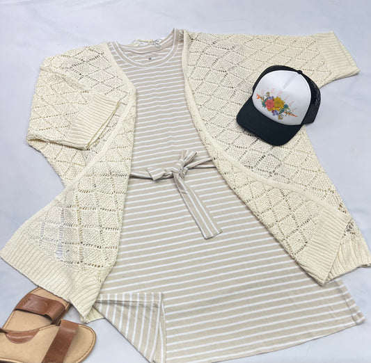 🌴 Veste : Max coco en tricot manche courte look troué qui laisse l’air circuler . Peu se porter aussi en cache maillot l’été . Très tendance . M et XL femme dispo . Coupe confo .