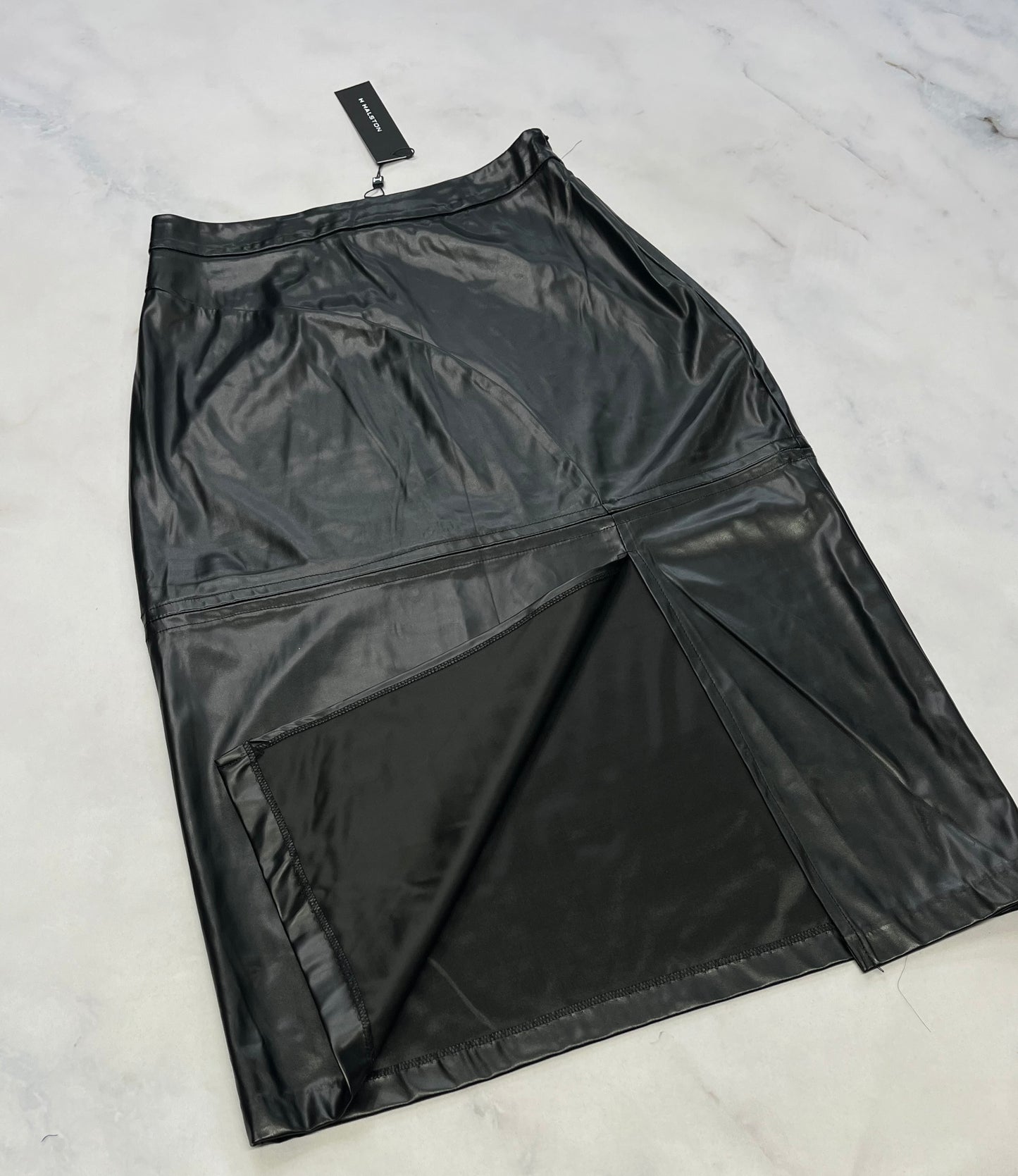 Jupe effet look cuir : Halston Small femme neuve . Molle confo . Longue fente  au bas au devant . Superbe .