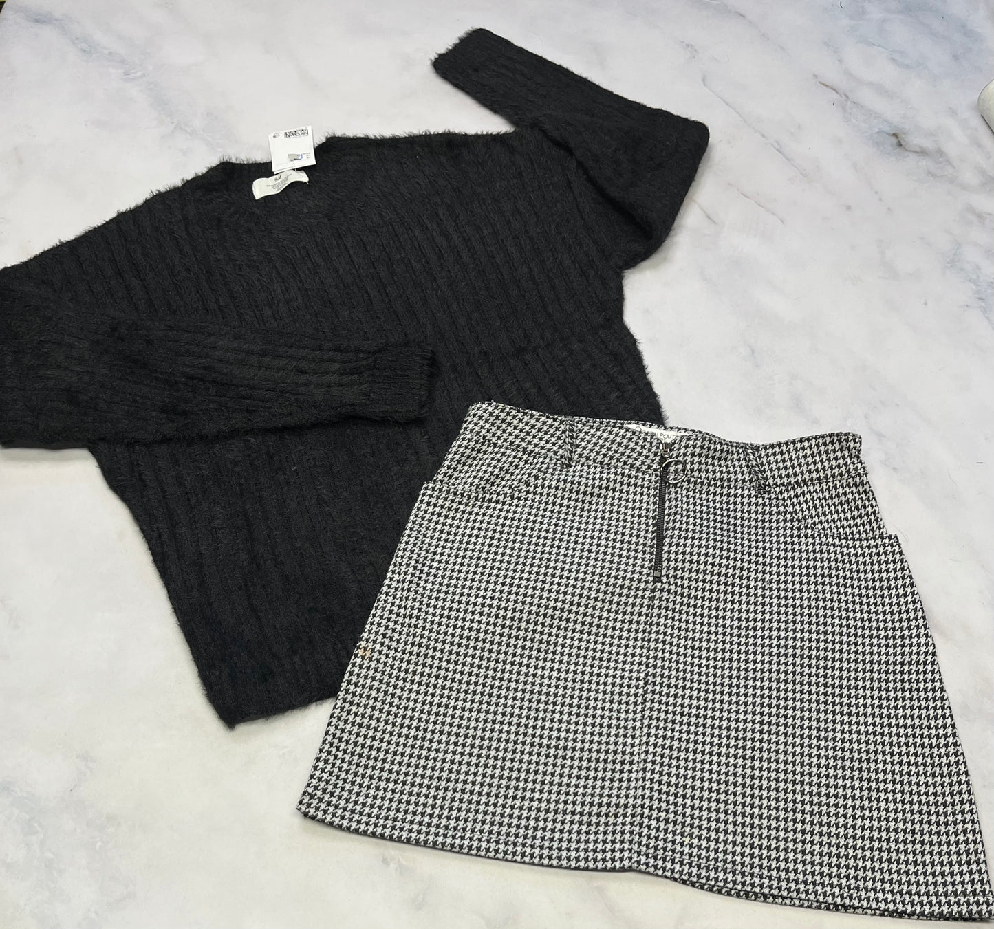 Duo : Tricot hyper doux et stretch 16 ans fille confo neuf ! + Jupe douce molle On s’en fout des garçons 16 ans ajustable comme neuve .