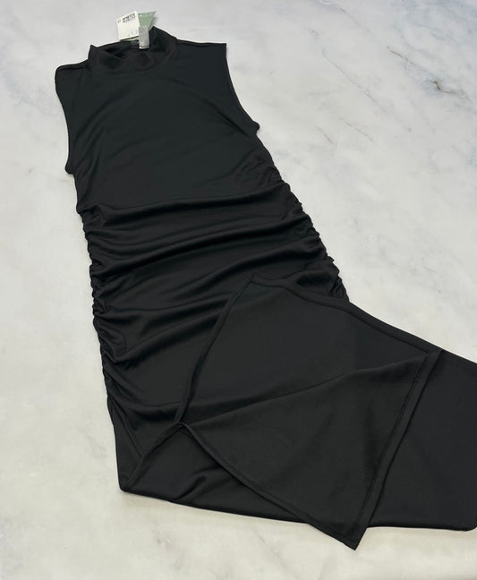 Robe longue : Fendu au bas d’un seul coté . Plis au niveau du ventre ( avantage la silhouette) . Tissu qui ne décolore pas . Stretch de partout . ! L/ femme neuve .