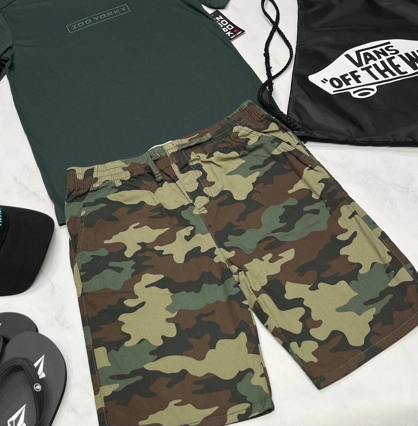 🌴 Bermuda : LEViS souple confo avec logo au dos . 14-16 ans neuf ! Taille élastique  .