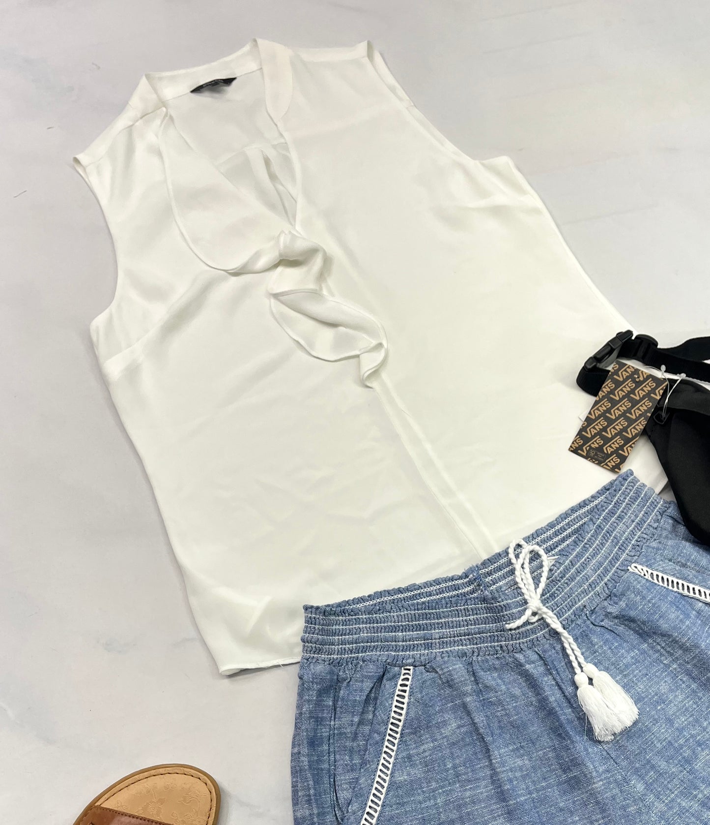 🌿Chemisier : sans manche RW.CO blanche avec doublure intégré M/ femme non extensible donc fait SM/ femme comme neuve .