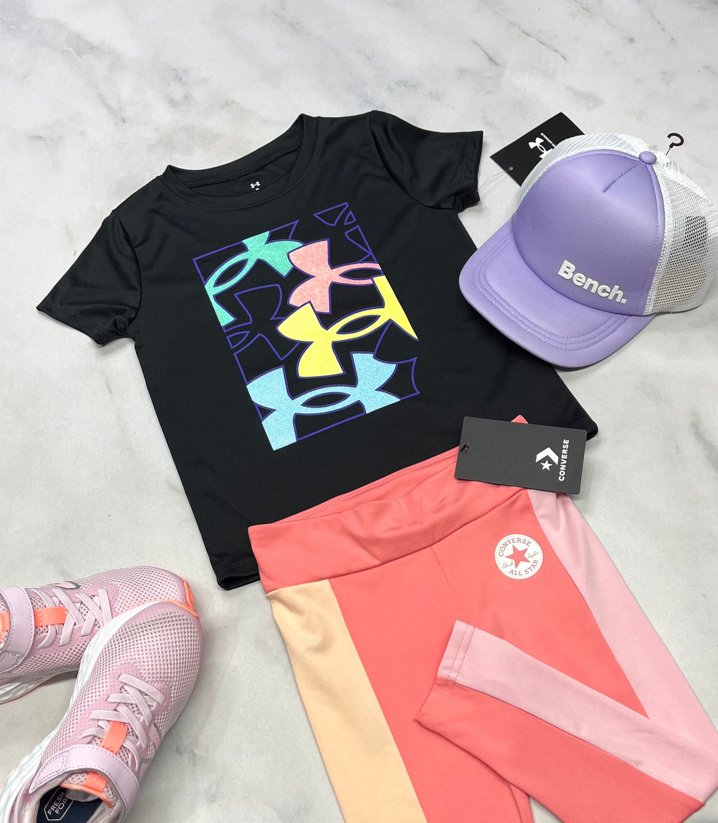 🤩 Manche courte : H.Armour noir tissu sport logo brillant neuf ! Fait 5-6 ans fille .