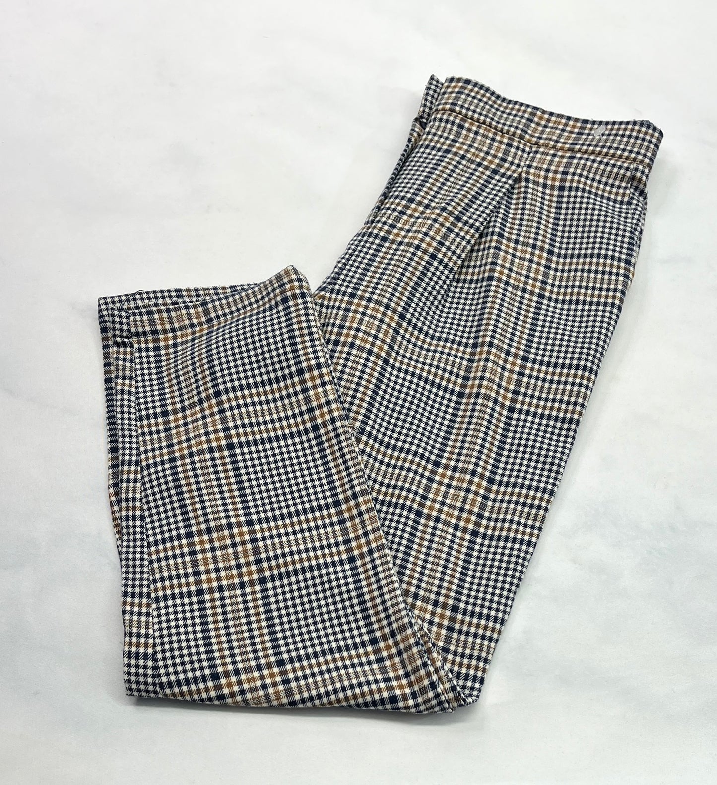 Pantalon : Mou doux . Taille élastique au dos (pince au devant à la taille ) + 3ans femme . Super état .