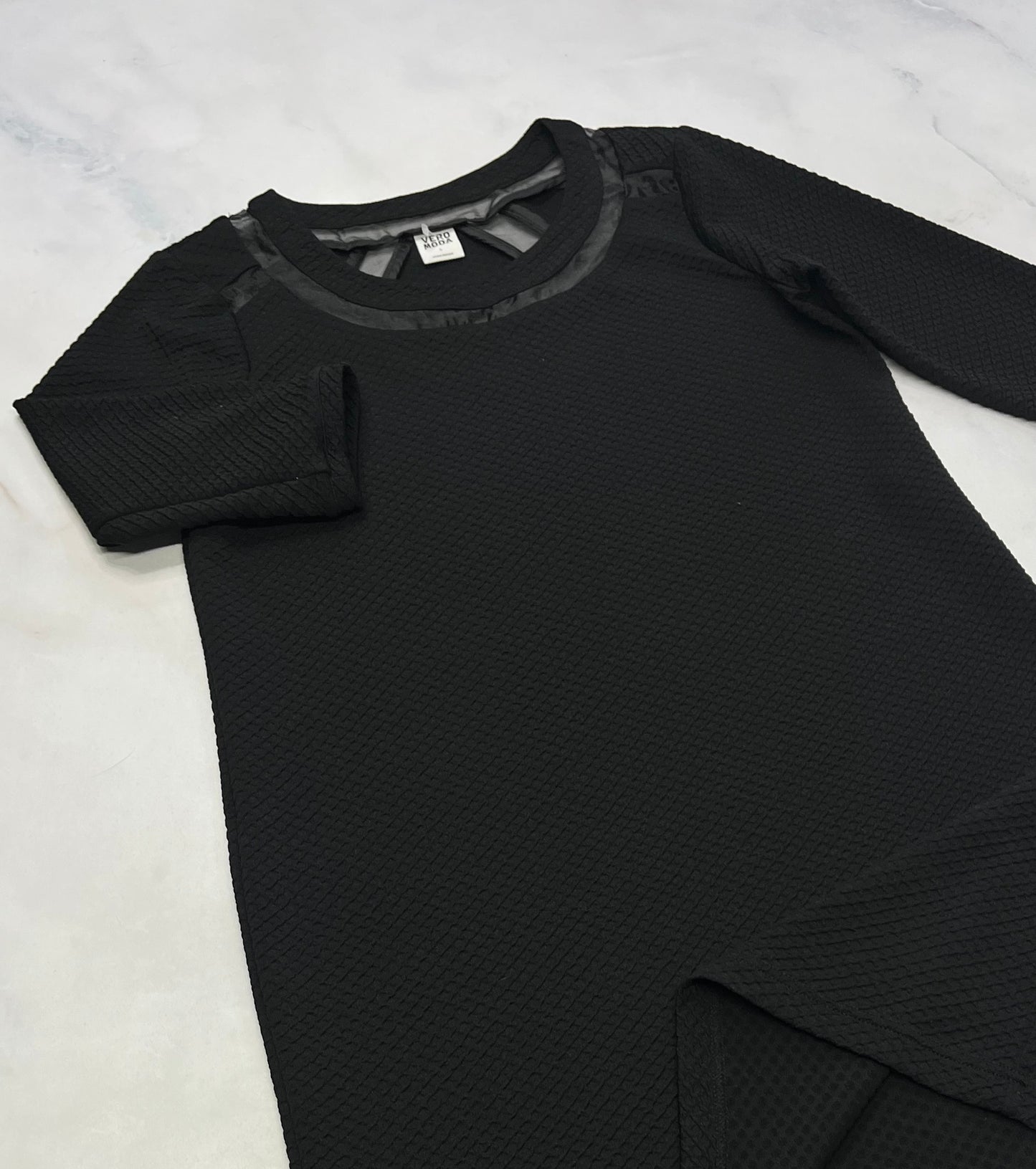 Robe Véro Moda : texturé , belle effet de transparence ( bandes au col et au dos ) . Manche 3/4 . L/ fit stretch ML/ femme (10-11 ans )