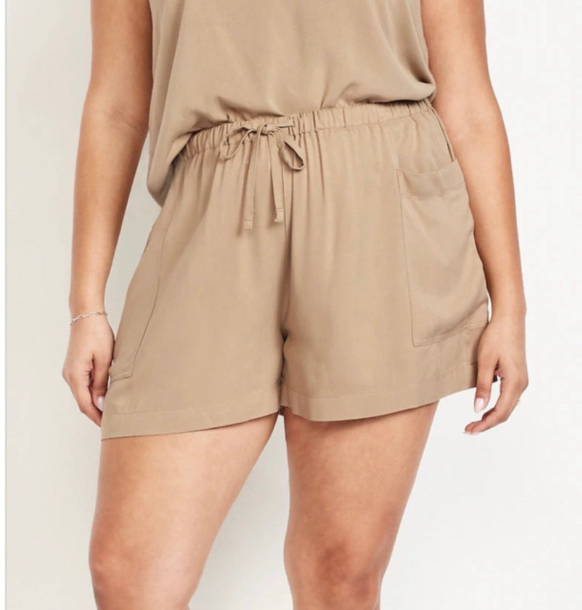 💕 Short cargo : Tan molle confo . Taille élastique   ajustable avec un cordon . L/ femme coupe confo neuf !
