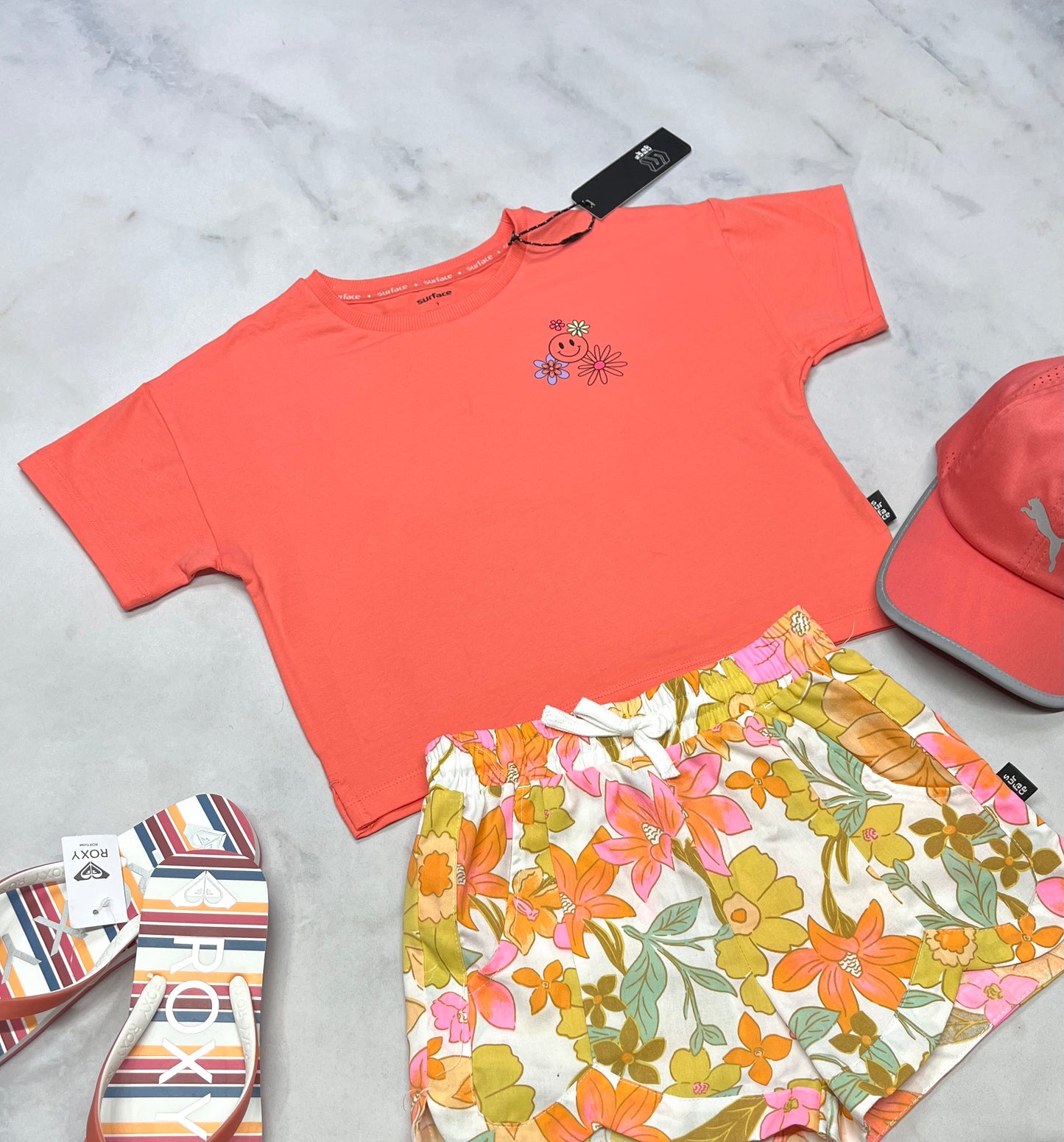 🌼 Manche courte : Surface corail en beau coton stretch . Beau logo au dos . 7 ans fille neuf !
