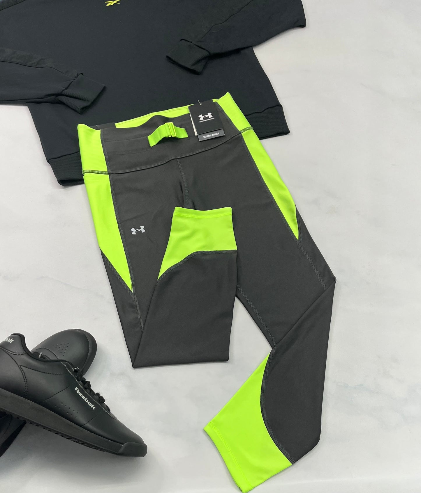 💚 H.Armour : 7/8 ième fait S(5-6 ans femme ) . Tissu de sport , taille haute avec ceinture stretch intégré . Superbe