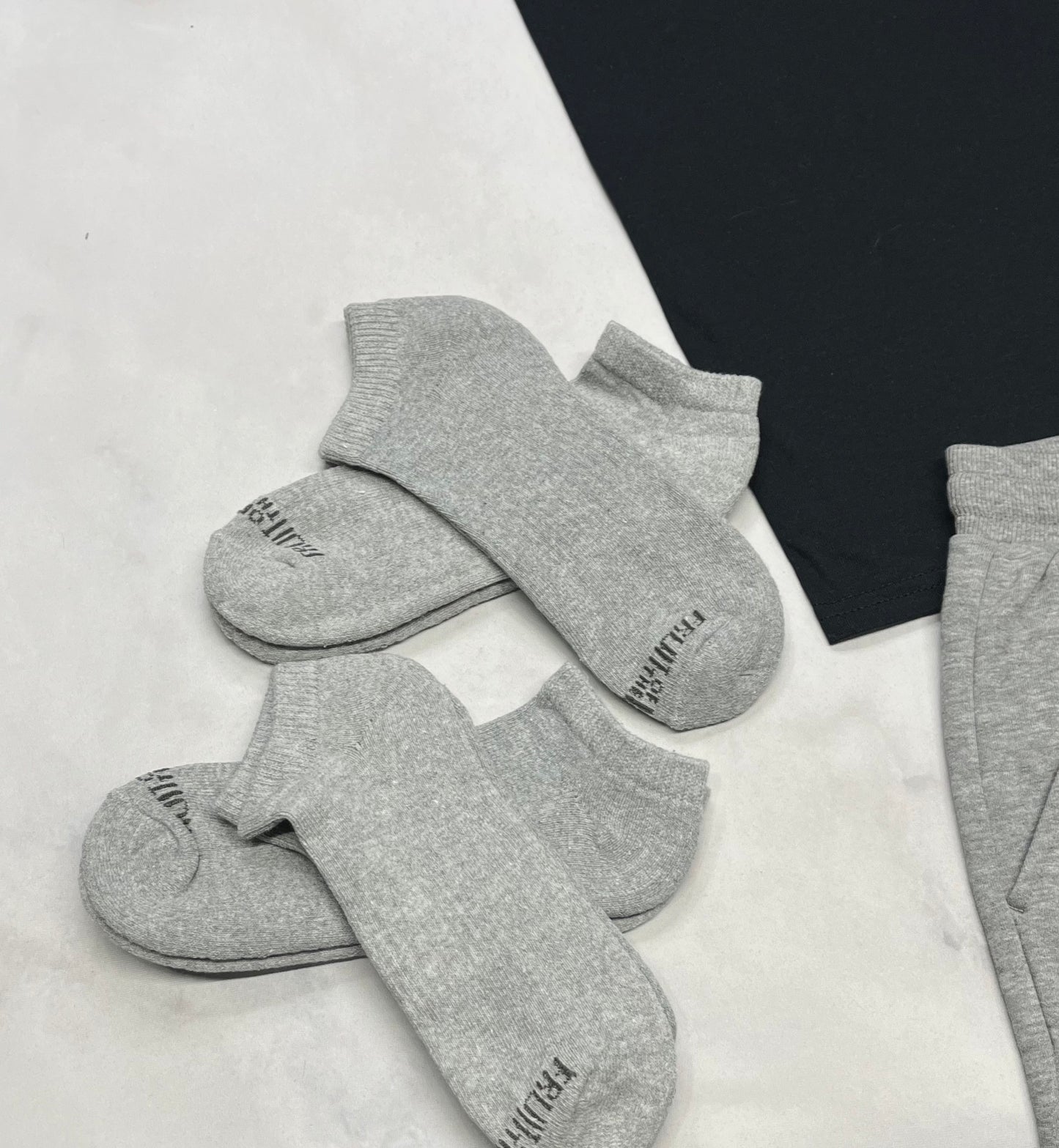 ☀️ 1 lot de : 4 paires de bas ( coussiner en dessous) . Fait pour Ado . Neuf !