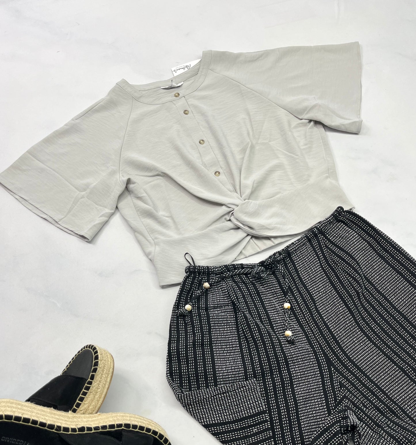 🌴 Haut : Reitman neuf ! En tissu léger non transparent . Élastique au bas du dos . Souple confo look écourté . S/ femme ( 4 ans )