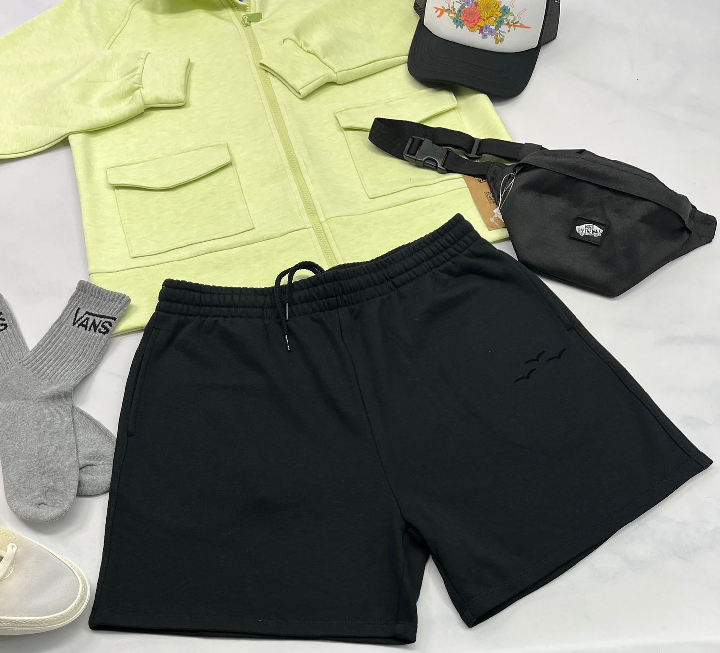 🌿 Short noir: en ouaté avec mini logo L(10-12 ans ) femme neuve !