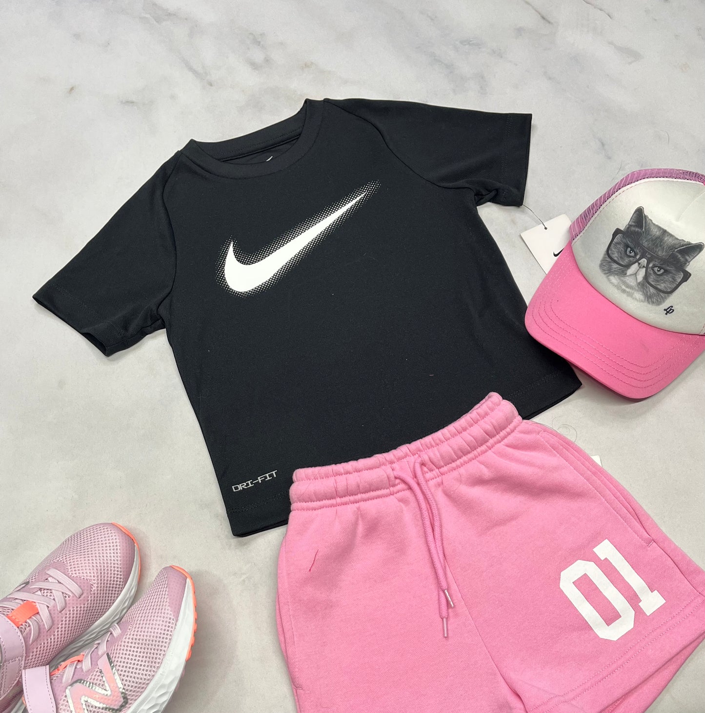 🌸 Nike : manche courte noir tissu de sport coupe boxy tendance . 4 ans fille neuf !