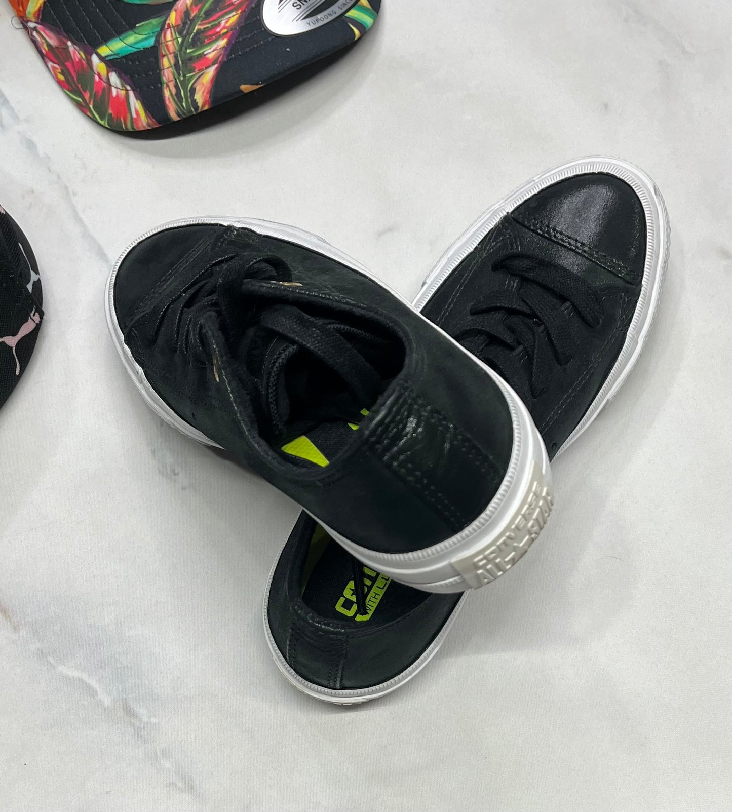 🤩 Souliers : Converse noir tissu légèrement nacré . Gr:5.5 femme ( peu faire pour ado aussi ). Comme neuf !