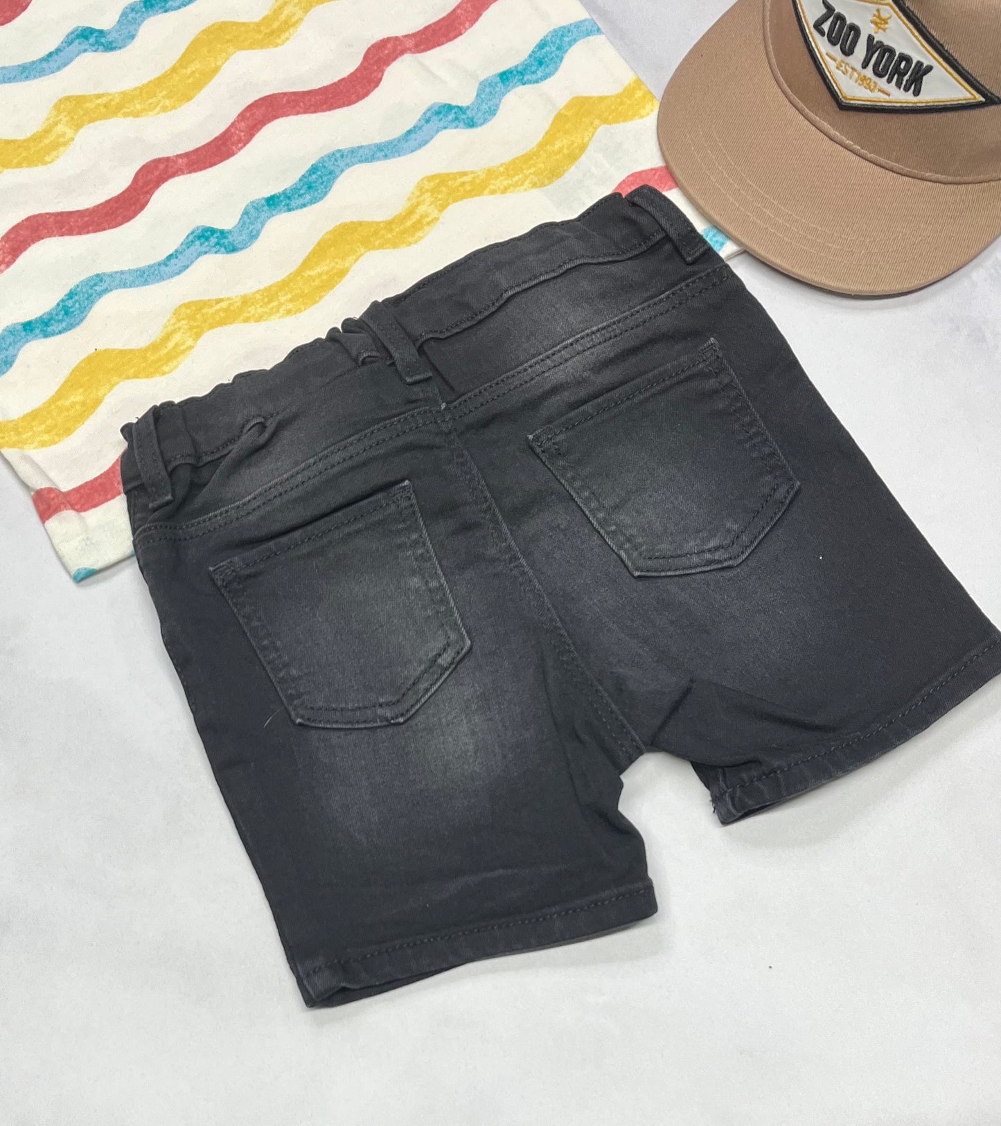 ☀️ Short jeans : molle stretch taille ajustable . 3(2-3 ans ) neuf .