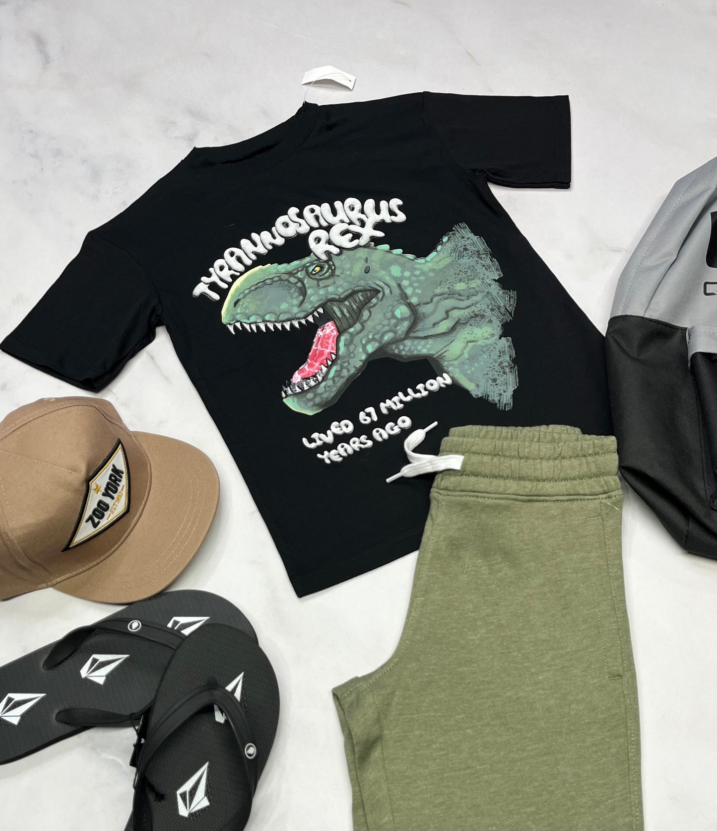 🍃 T-Shirt : Dino 7 ans garçon neuf ! ( le logo est texturé au toucher )