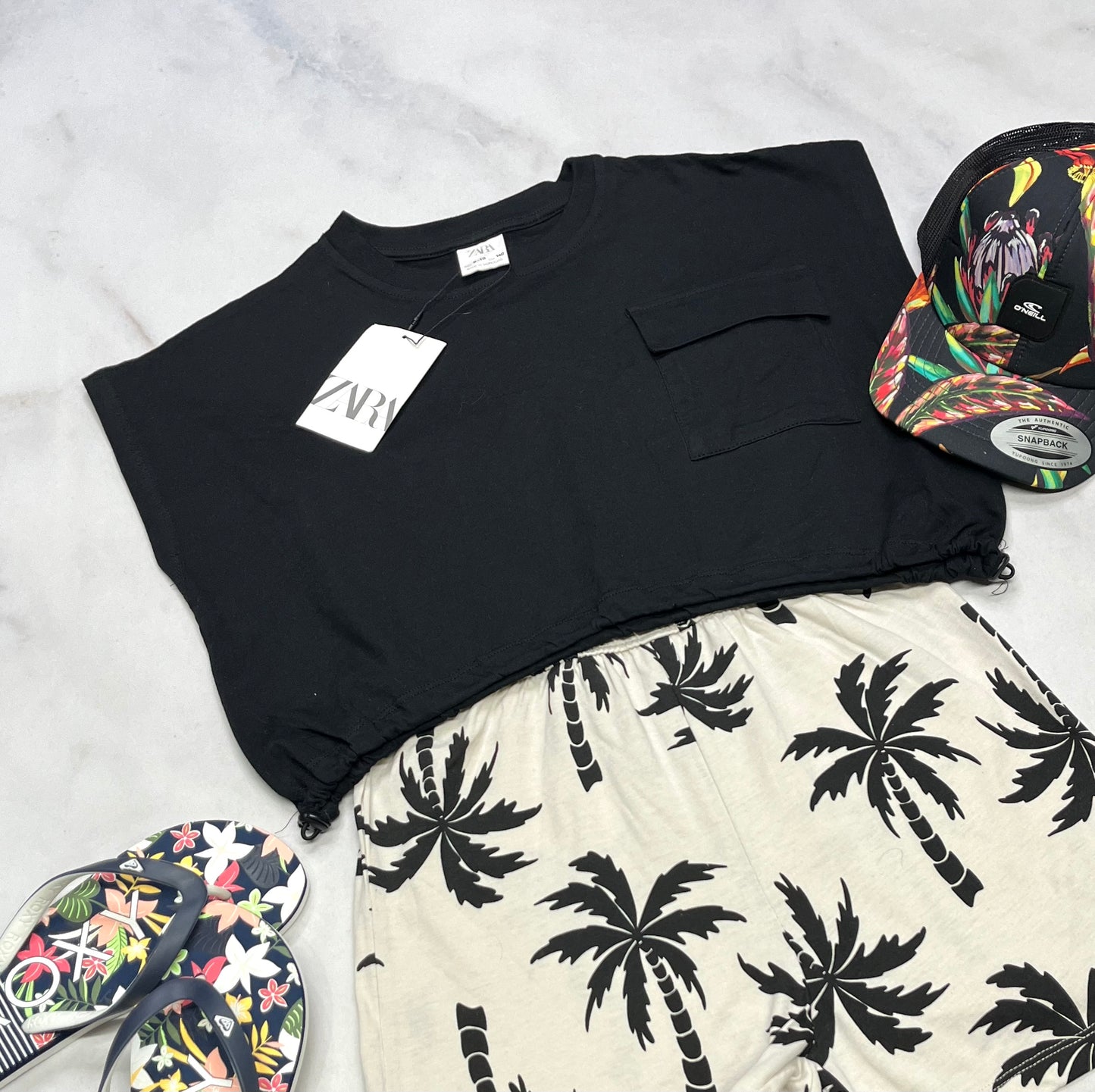 💛 Manche courte : ZARA noir look écourté avec une poche au devant . 9-10 ans fille coupe tendance neuf!