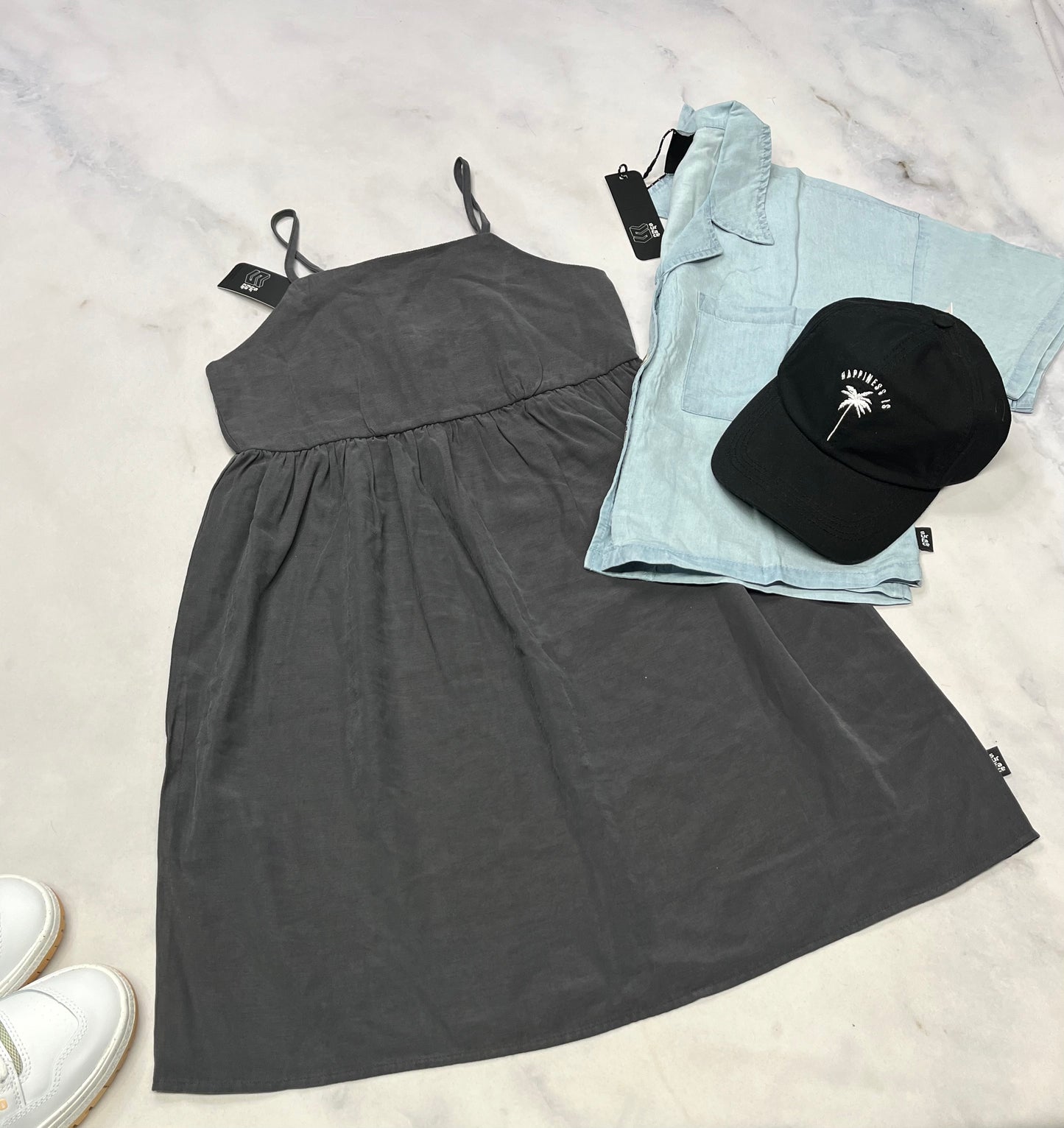 🌴 Robe Surface : Grise douce molle confo . Dos en mi d’abeille stretch avec bretelles ajustable . 14(12-14 ans fille ) neuve .