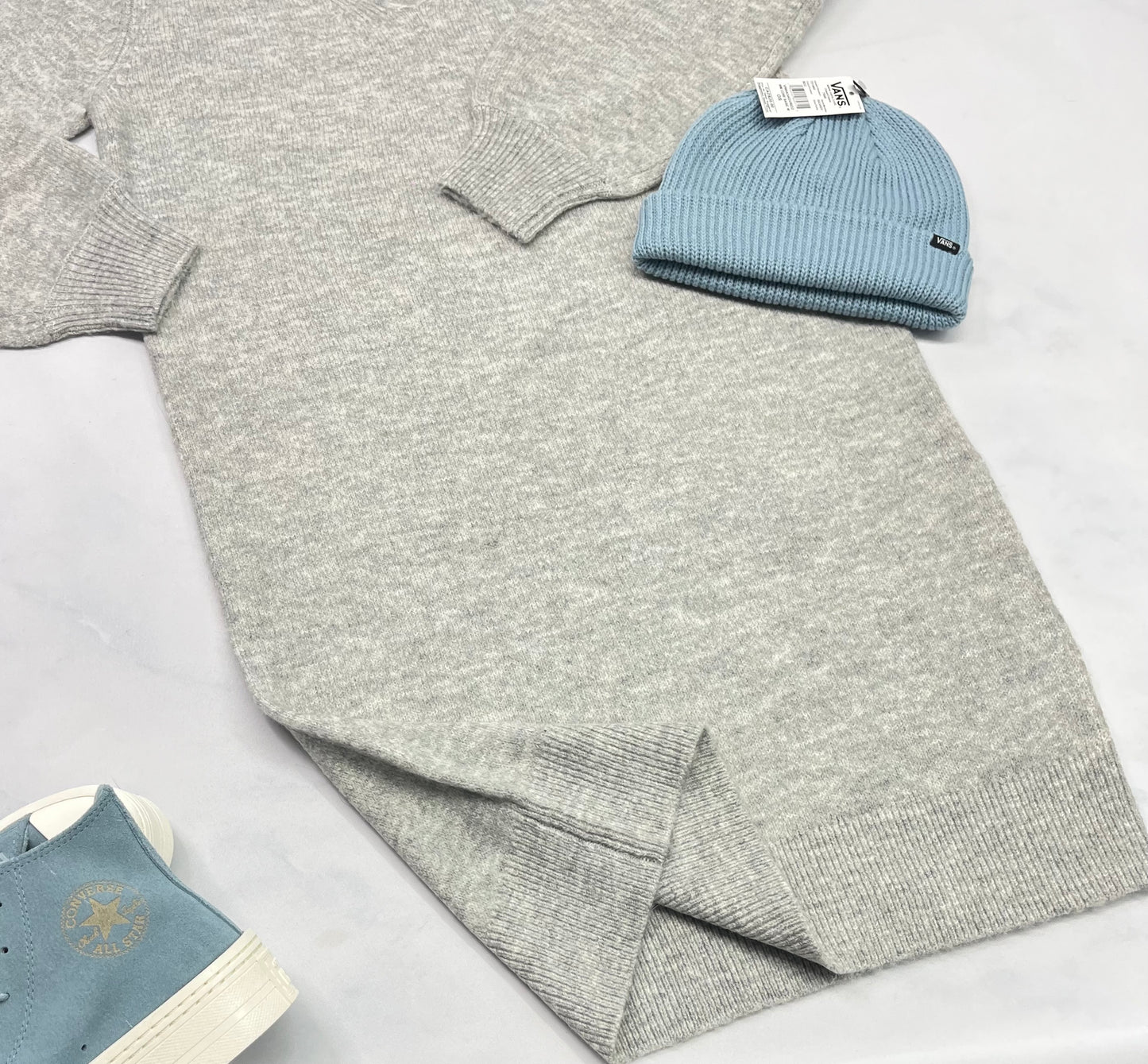 ❄️ SOLDE Robe : Hyper douce manche ballon fait M/ femme  . Neuve mais à un mini fil rose pâle dans le tissu .