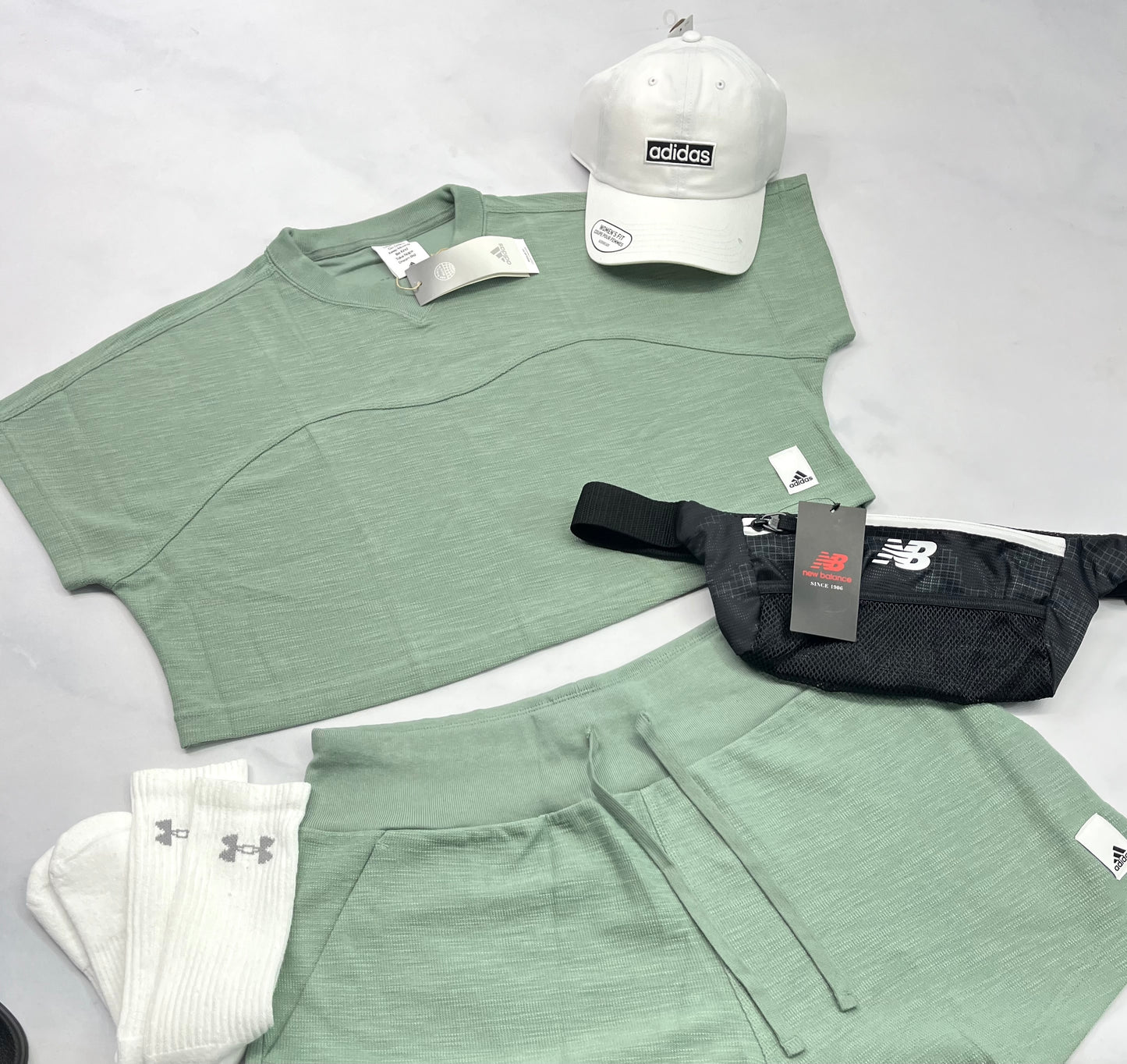 🌿 Manche courte : Adidas tissu et look écourté incroyable. Neuf ! L/ femme.