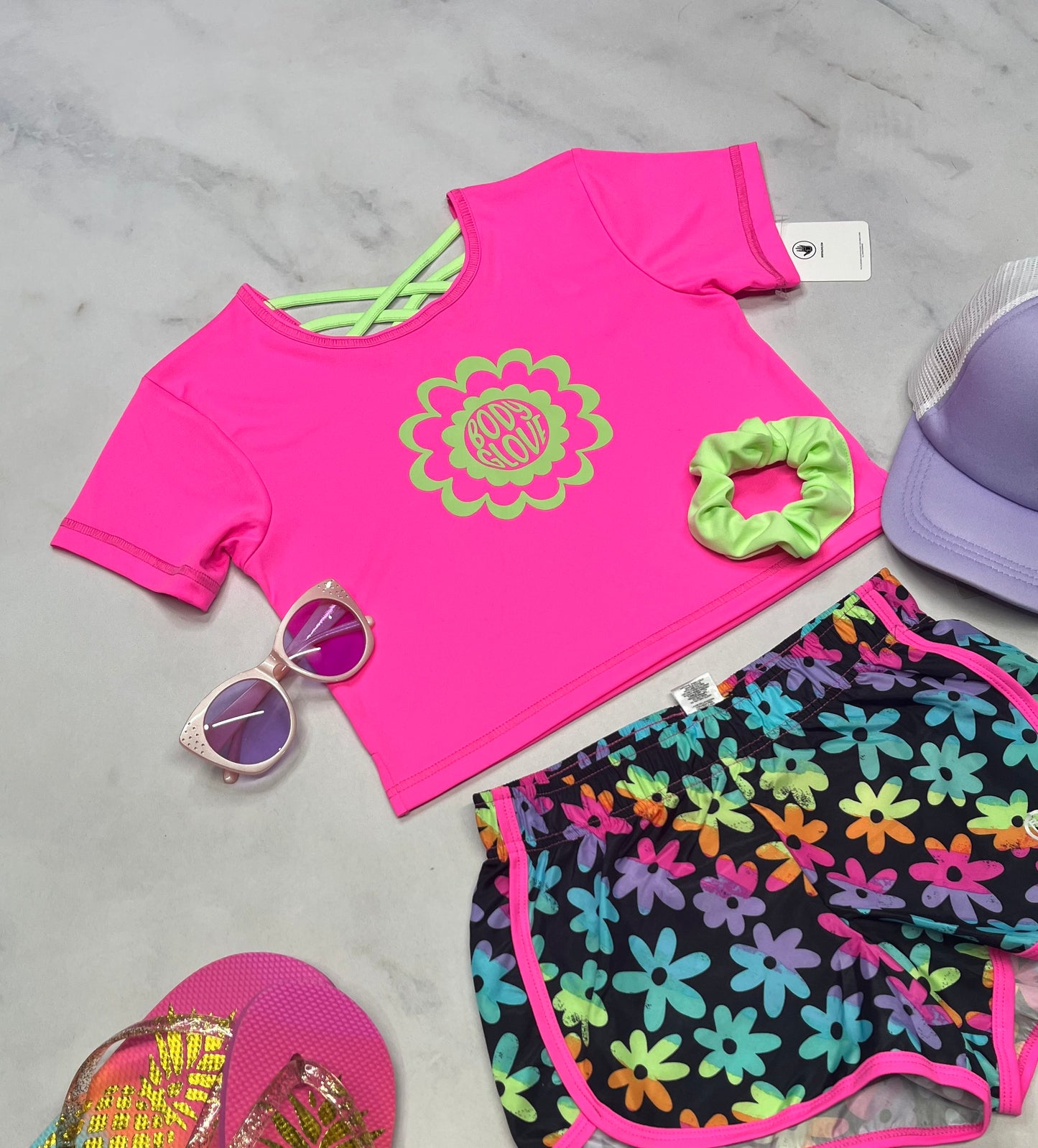 🌷 Ensemble : TRIO Body Glove sport 7 ans fille neuf ! Manche courte sport mi hanche + short sport avec sous culotte intégrée + chou vert pour les cheveux .