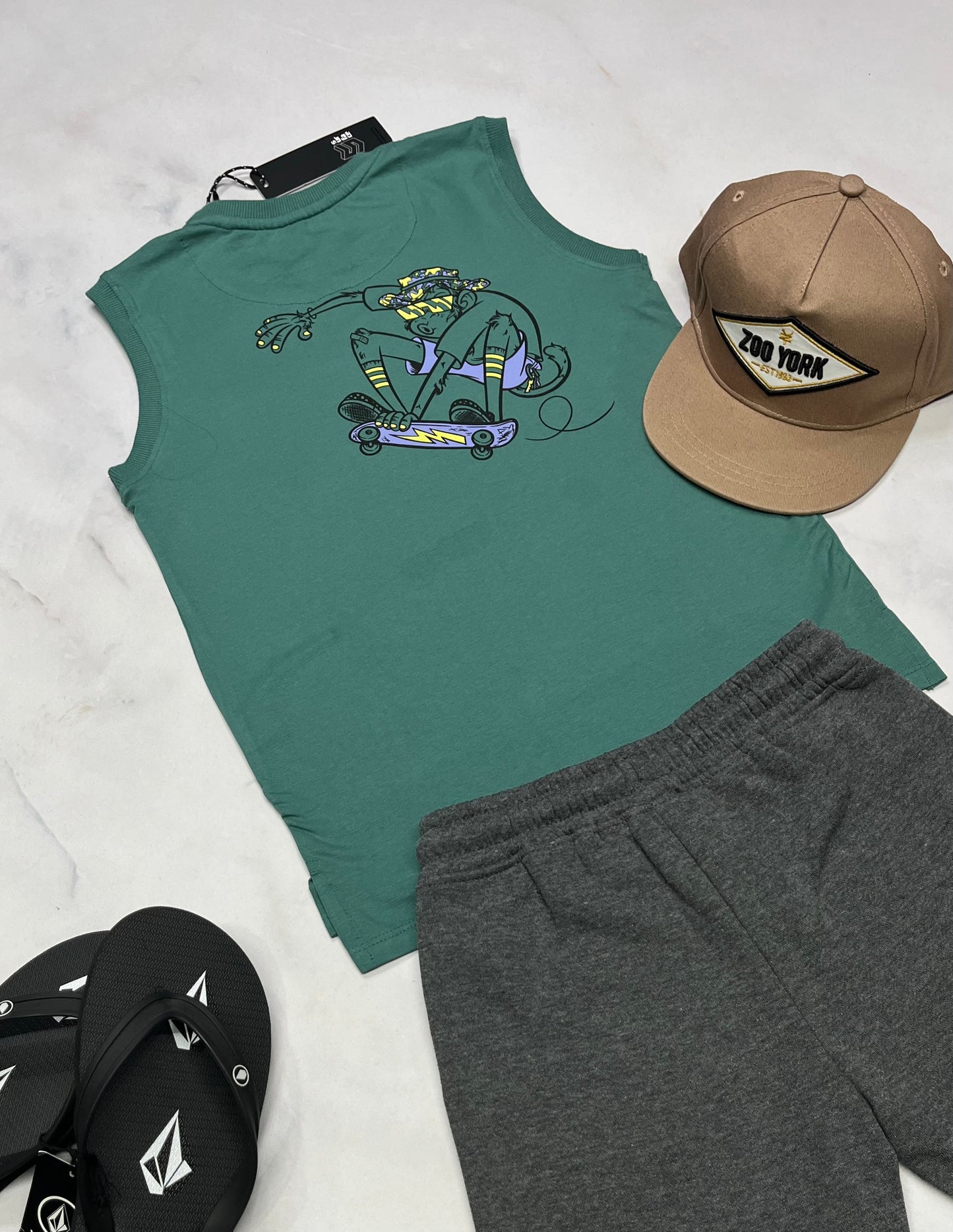 🌴 Solde : Camisole Surface 6 ans coupe relax garçon . Beau logo au dos . Neuve mais quelques ombrages flou dans le tissu .