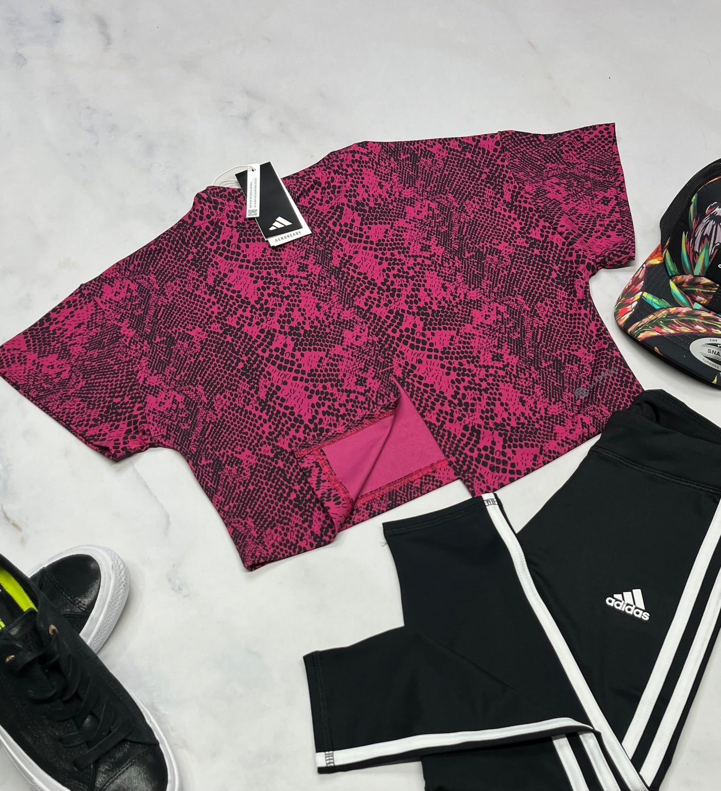 🌷 Manche courte : Adidas en tissu de sport stretch . 8-10 ans fille neuf ! Ouverture au bas du dos .