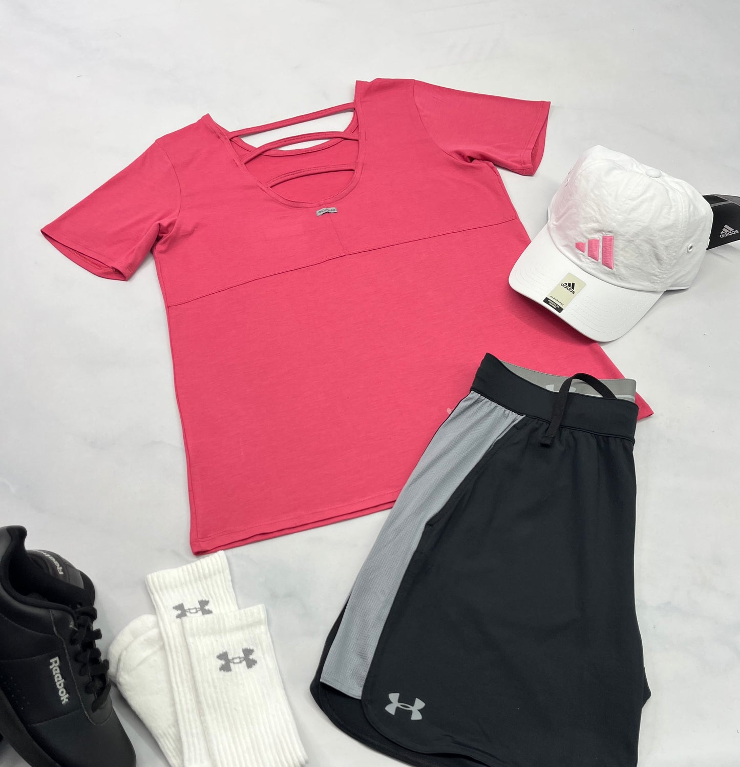 😍 Manche courte : Columbia rose soft confo . Beaux détails au haut du dos avec le logo inscrit . Small femme neuf !