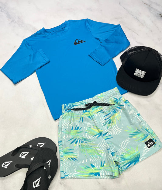💦 Ensemble maillot : Quiksilver ( 2 pièces)neuf . Chandail maillot 6 ans confo avec  short maillot Quiksilver 6(5-6) ans .
