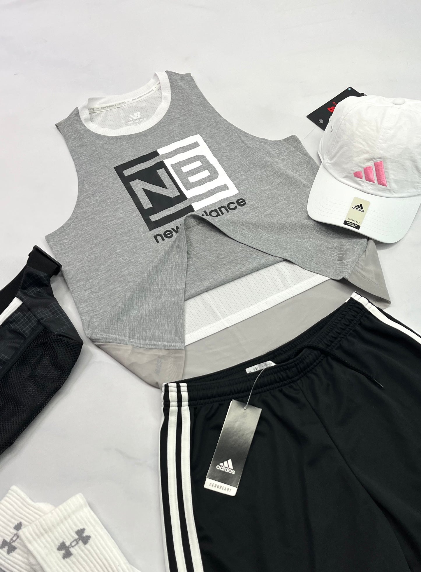 💕 Cami : New Balance look écourté avec sous doublure au devant intégrée. En tissu de sport . Le dos est semi transparent.