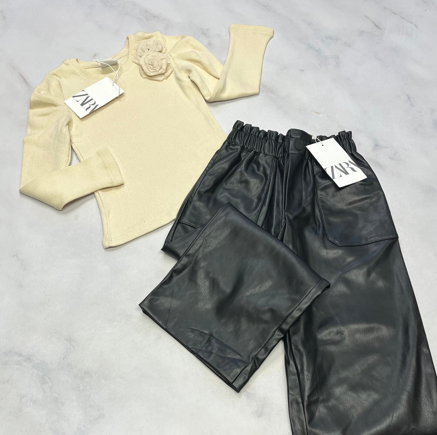 Duo ZARA 5 ans : RIB texturé Zara fait 5 ans stretch moulant neuf  + Pantalon en cuirette mou ZARa taille élastique fait 5 ans neuf!