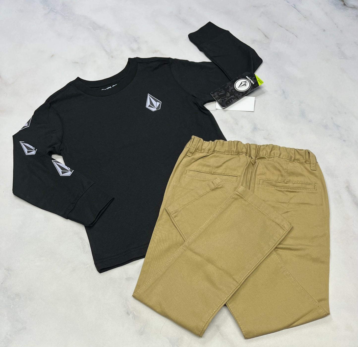Duo neuf ! Manche longue Volcom + Pantalon 5 ans .