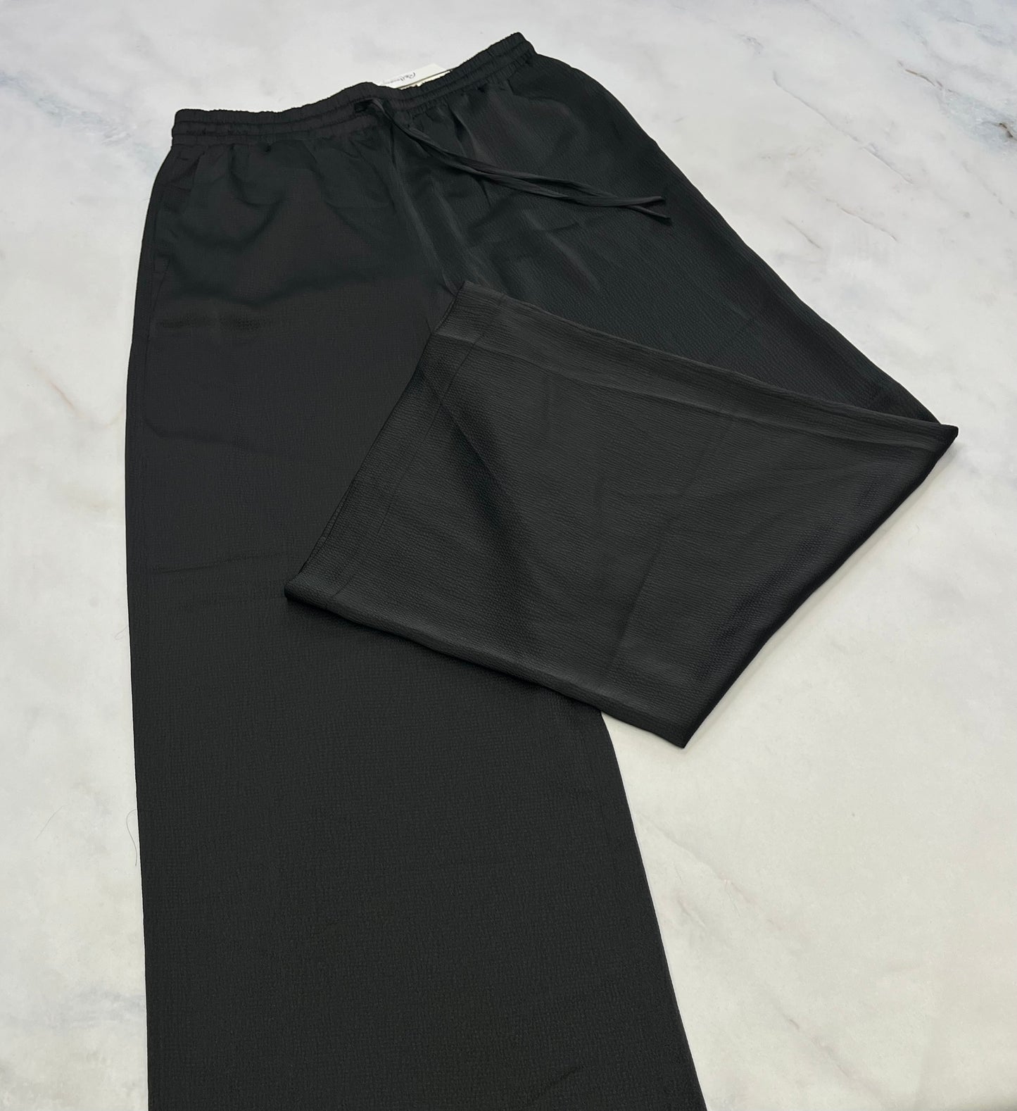 Pantalon Penn. : jambe large souple / fluide look satiné texturé . Neuf! Small et médium femme . Taille élastique .