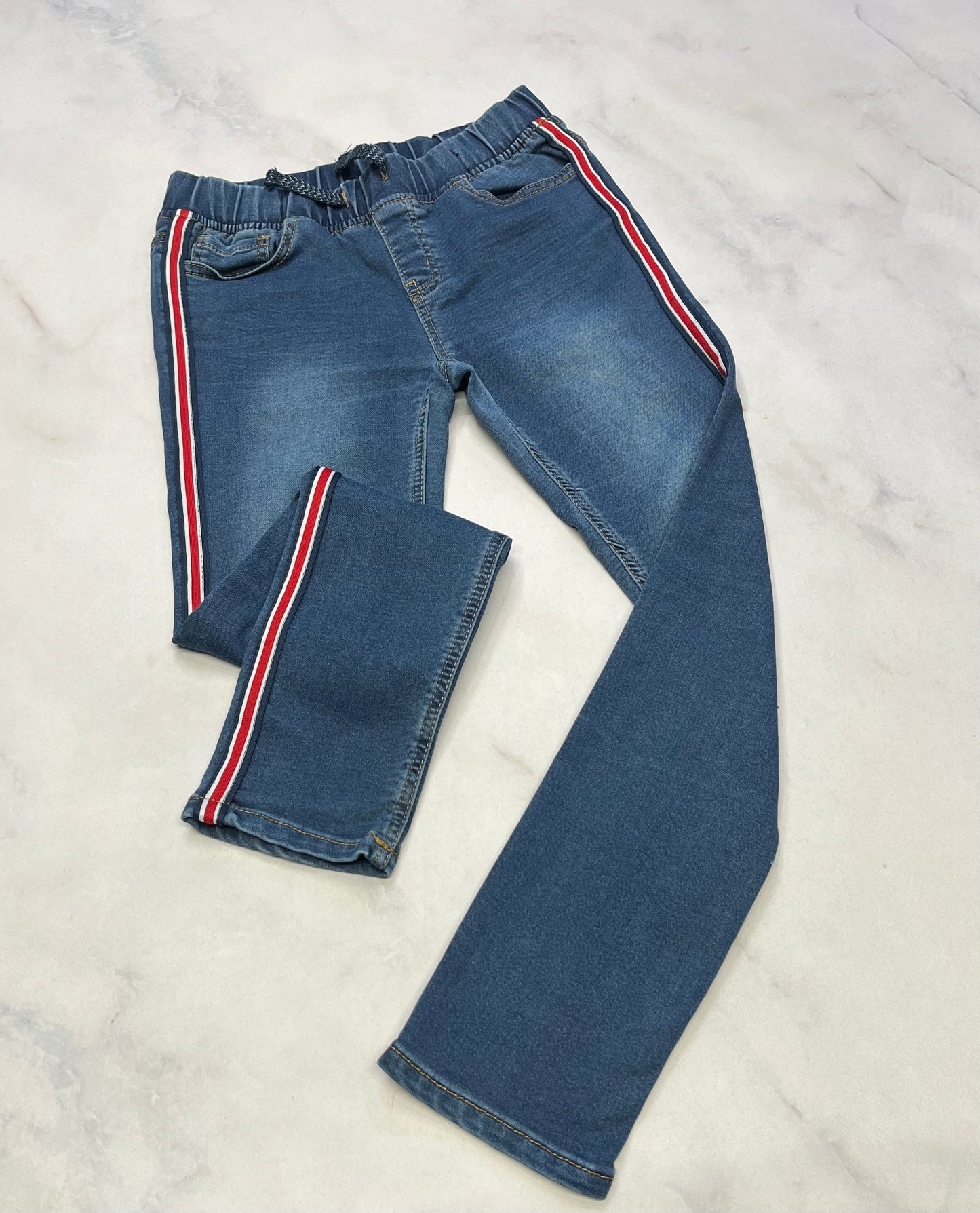 Jegging jeans : ultra mou confo . On s’en fout des garçons 14 ans fille  . Super état.