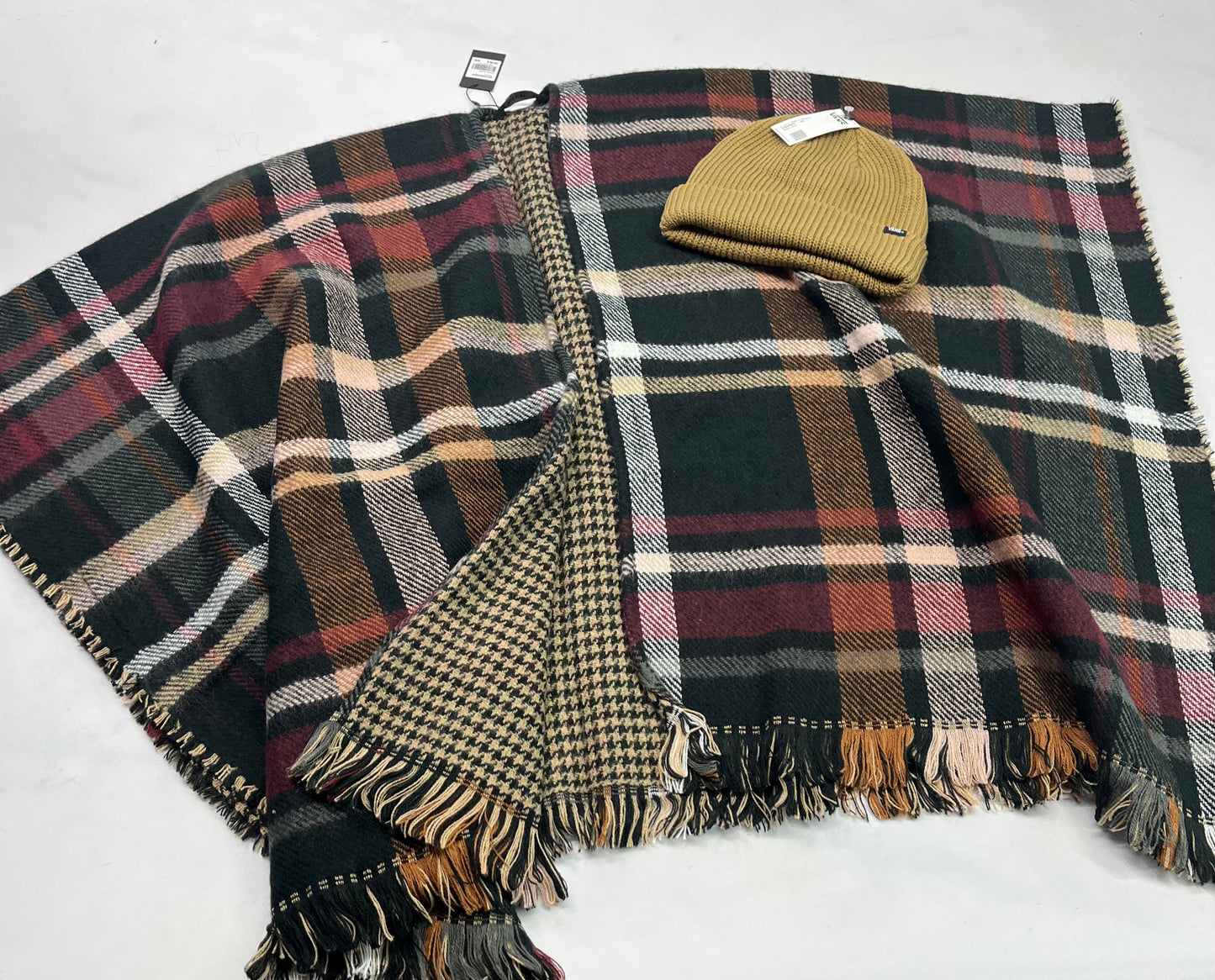 Duo neuf ! VANS : tuque neuve + PUNCHO mile end RÉVERSIBLE! ( Trou pour les bras  intégré. !