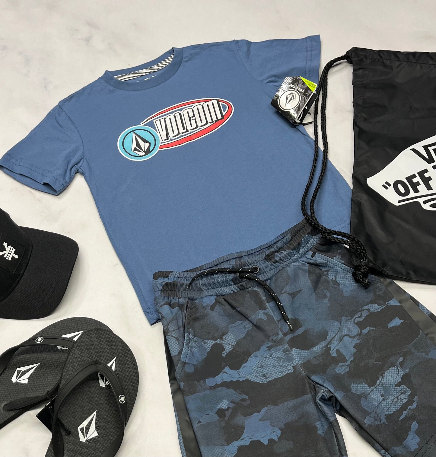 ☀️ Solde , T-shirt : Volcom 5 ans garçon neuf mais mini ombrage dans le logo .