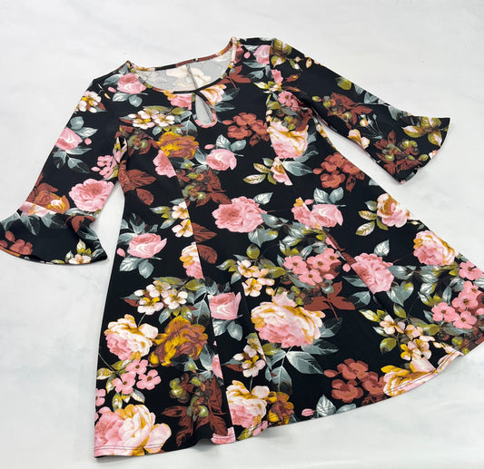 Robe : Large femme comme neuve . Manche longueur bas du coude .