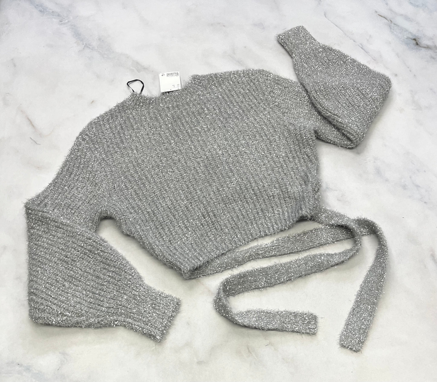 Tricot : gris argenté brillant . Look manche ballon écourté . Avec ceinture d’ajustement au dos ou devant . Fait XS/ femme stretch / neuf !