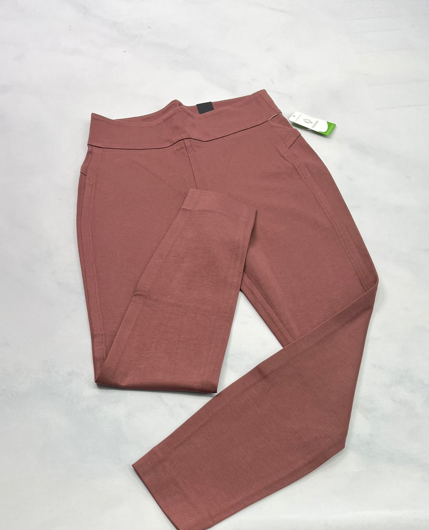 ..Jegging stretch : Couleur vieux rose . S’enfile comme une leg. Fait médium femme neuf! fait M/ femme .