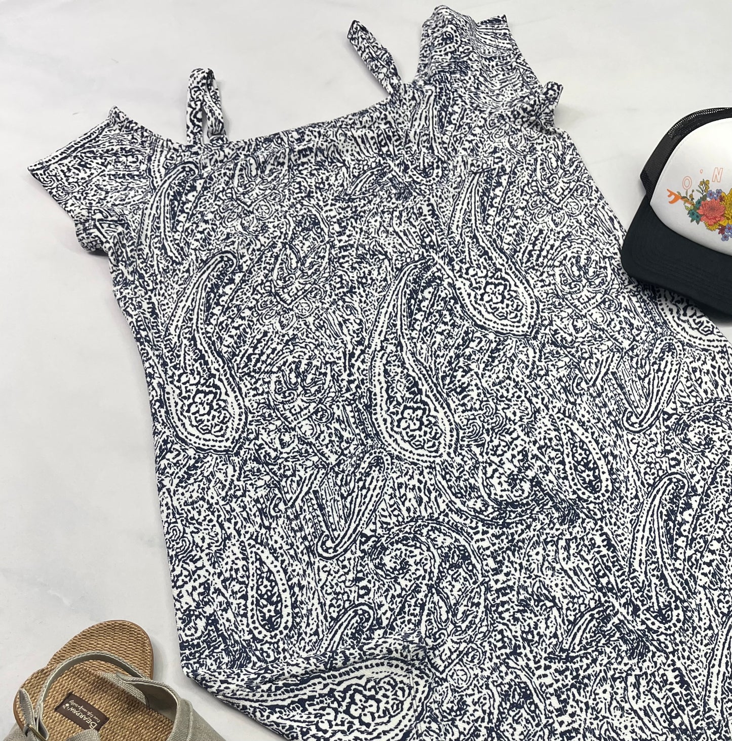 🌴 Robe : Coquette et Coquine en beau tissu frais extensible . XL/ femme comme neuve . Bretelles ajustable.