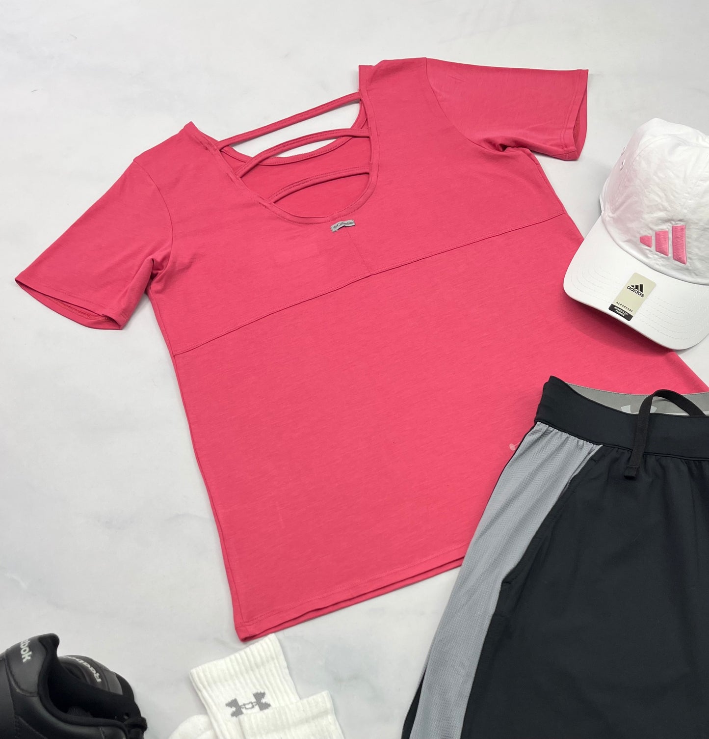 😍 Manche courte : Columbia rose soft confo . Beaux détails au haut du dos avec le logo inscrit . Small femme neuf !