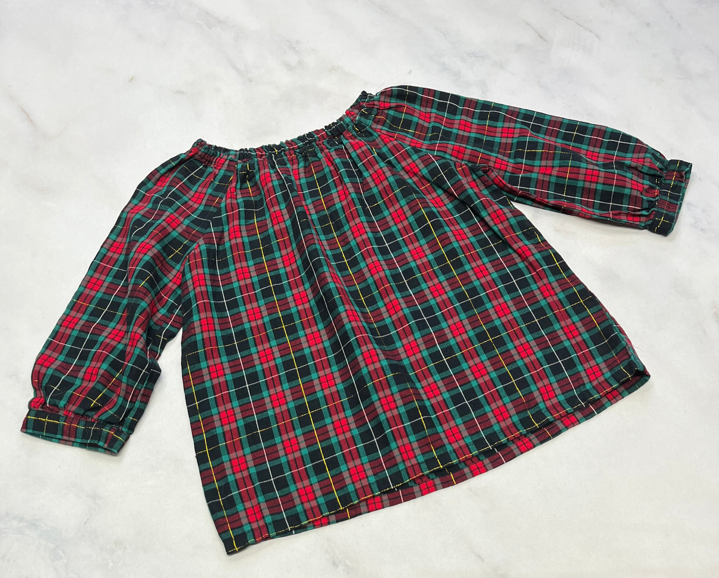 Haut : Old Navy 10-12(10 ans ) mou confo fil or brillant dans le tissu . Manche 3/4 comme neuf!