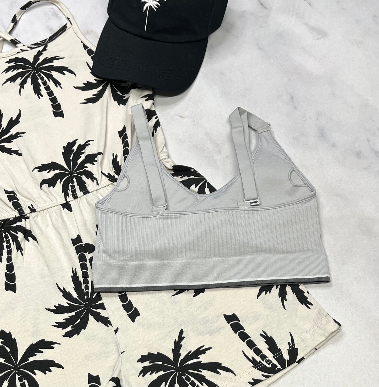 🌴 Top : Calvin Klein gris pâle en tissu de sport stretch . Pad amovible neuf.  Bretelles ajustable . Fait XS/12 ans ado.