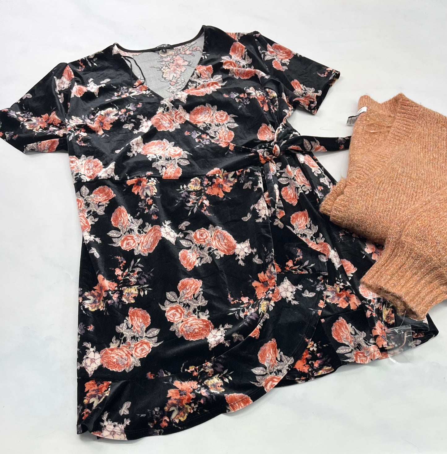 Duo : Robe en velour doux cache cœur ajustable XL/ comme neuve . + veste en tricot L/ ample fait XL neuve . Superbe en  superposition.