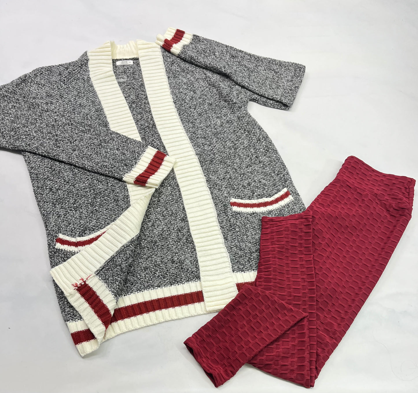 ..Duo : Veste bas de laine L/ femme comme neuve + Skinny texturé L/ fit stretch tissu avantageux . Comme neuf!