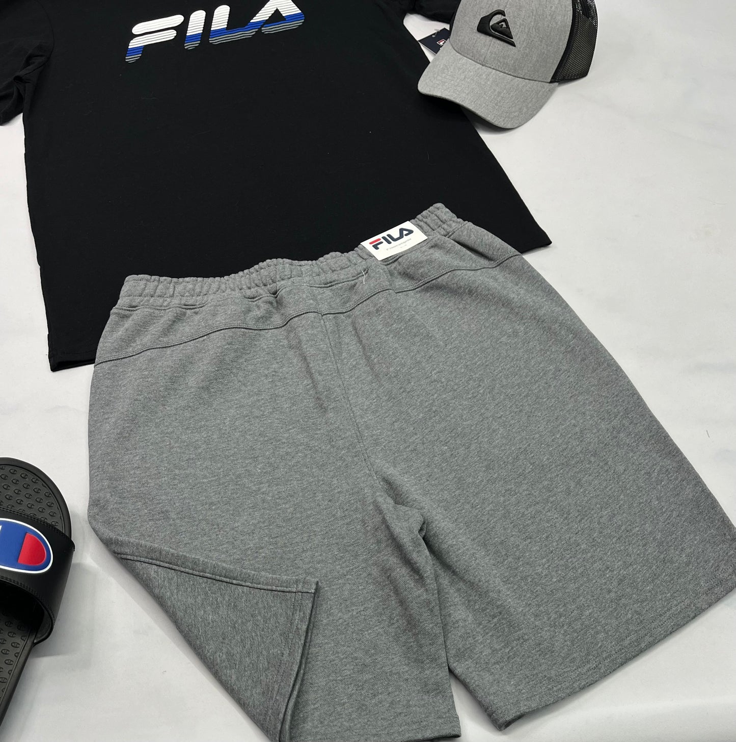 🌴 Bermuda : ouaté gris PUMA logo ton sur ton au devant prêt de la poche ) . M et L homme dispo .