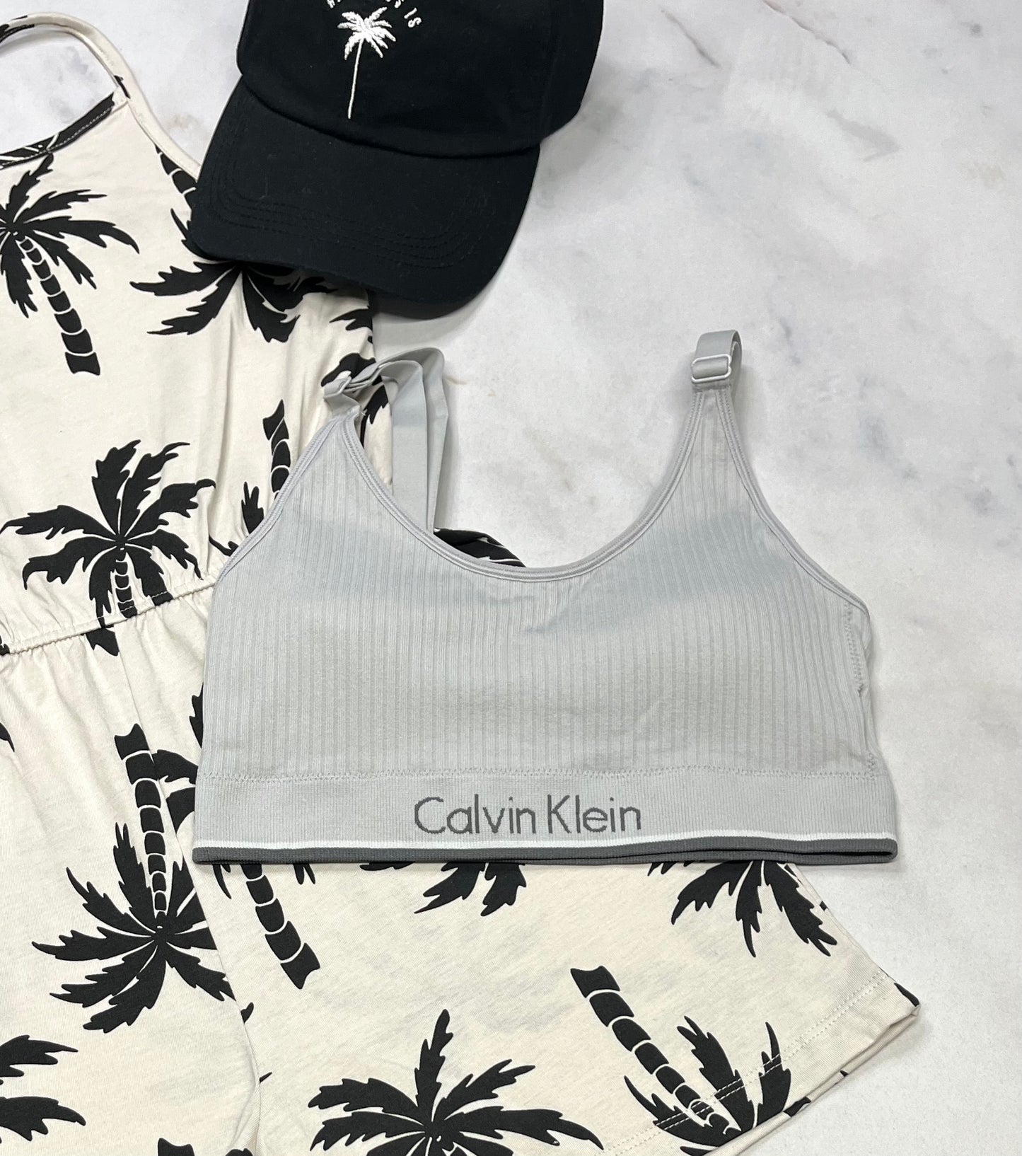 🌴 Top : Calvin Klein gris pâle en tissu de sport stretch . Pad amovible neuf.  Bretelles ajustable . Fait XS/12 ans ado.