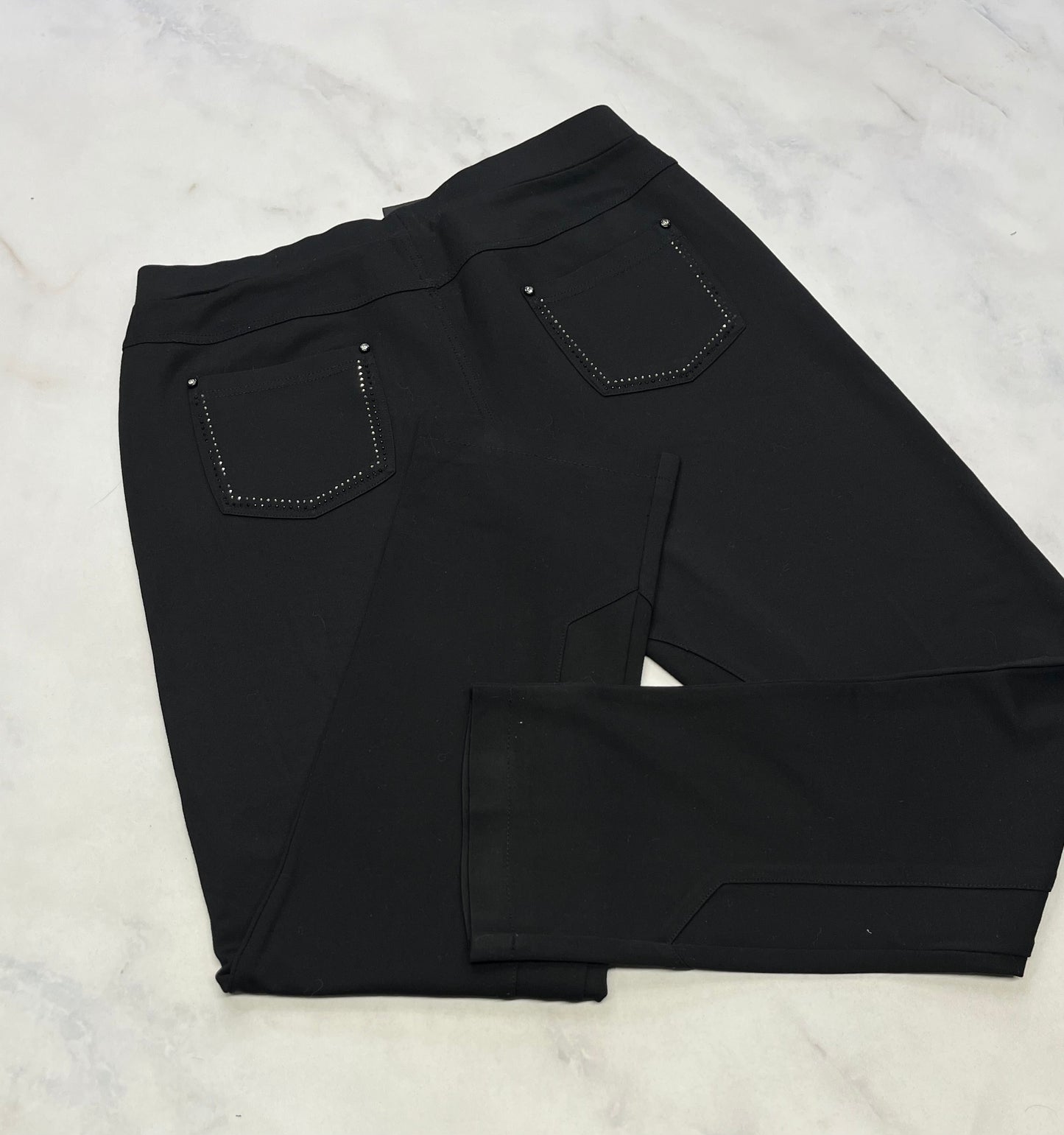 Skinny Jeg. Chic : mou confo. Poches au dos au contour avec brillant . Manque quelques brillant sinon comme neuf! L(11-12 ans ) femme .